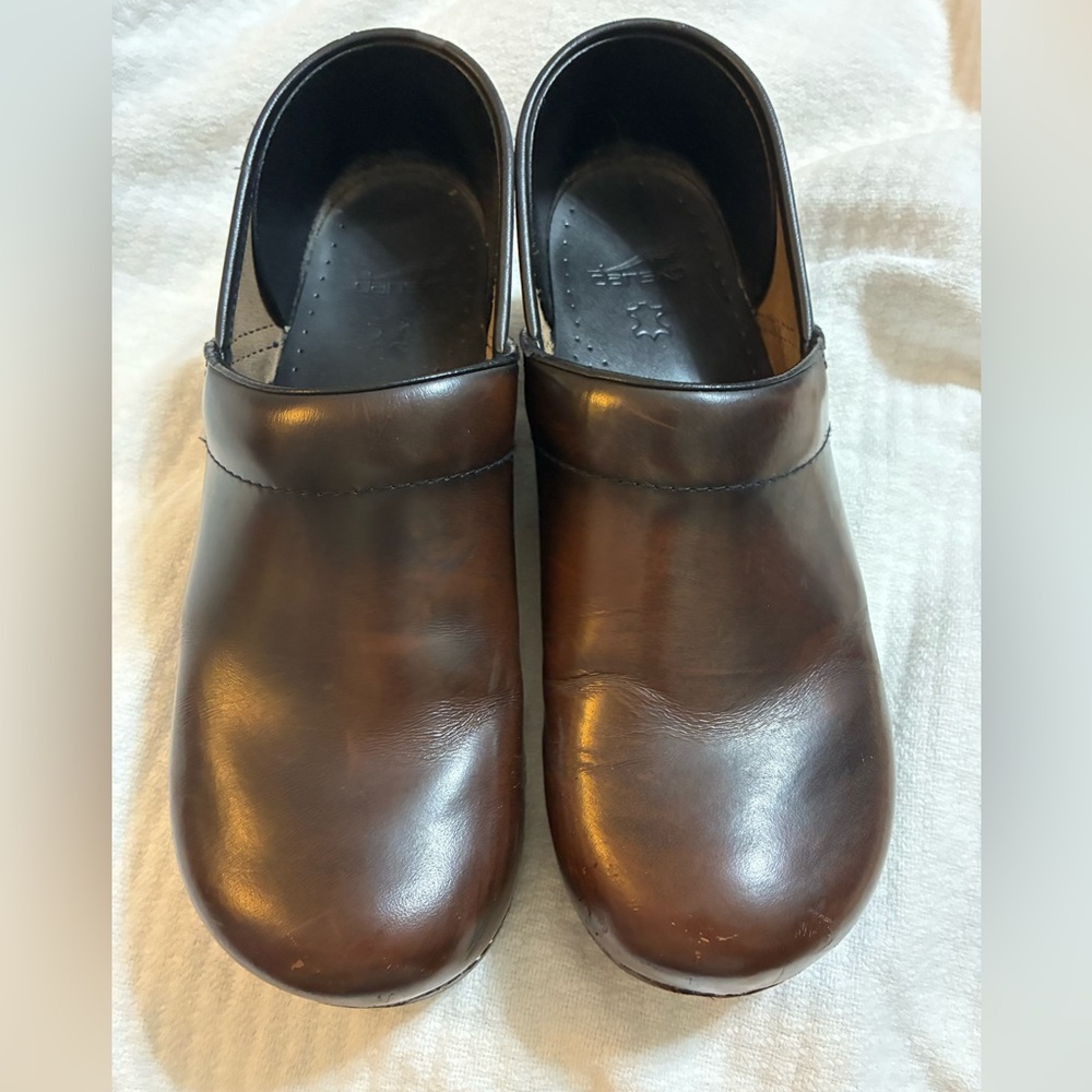 Dansko Women’s Brown clogs